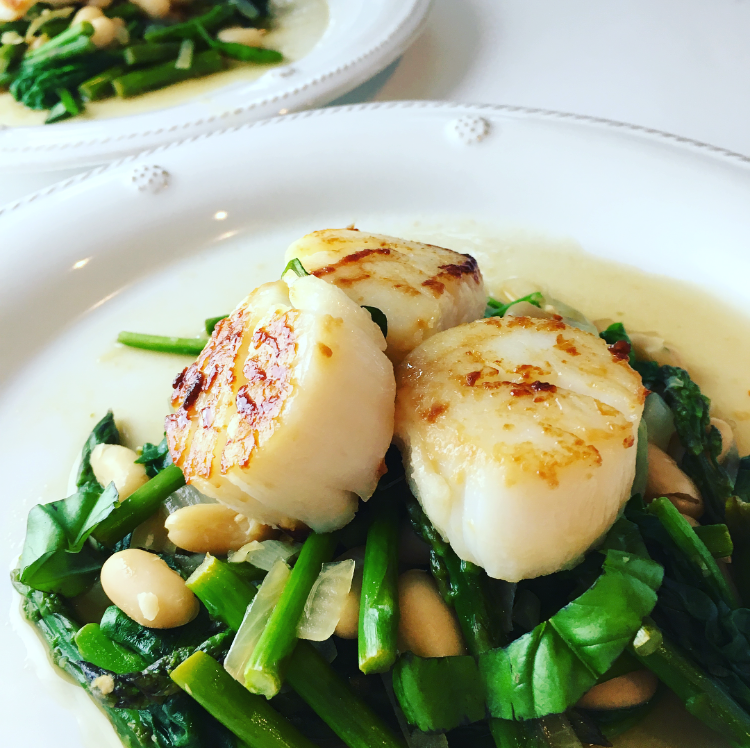 Seared Scallops with Cannellini Beans